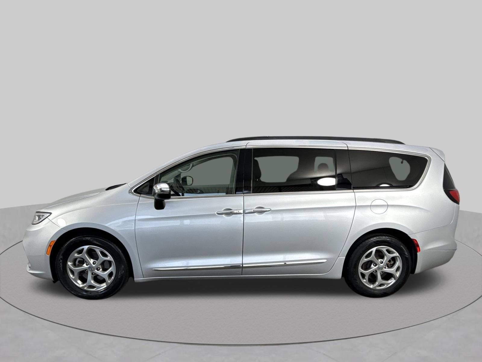 Used 2023 Chrysler Pacifica Limited FWD image 30