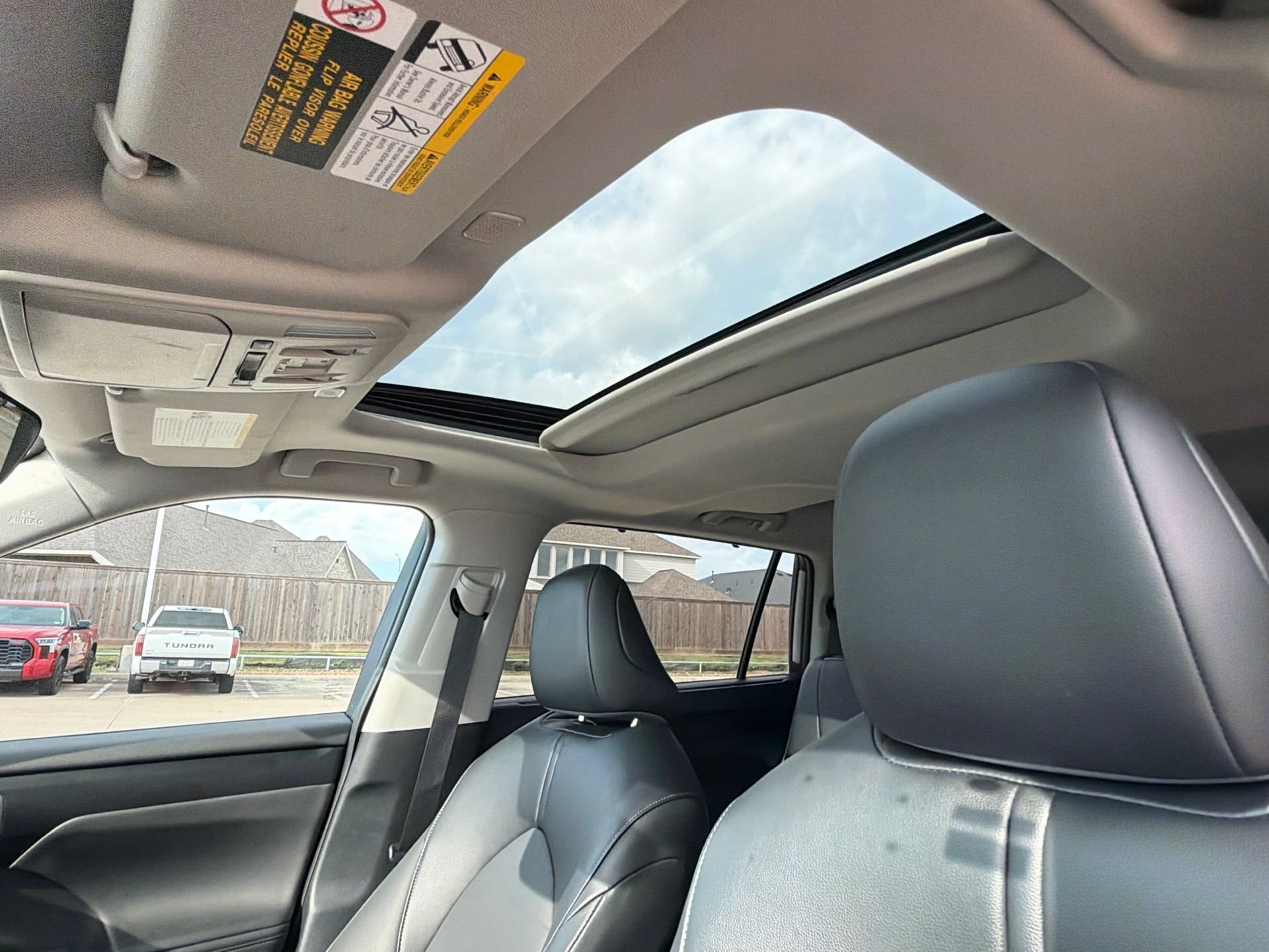 Used 2025 Toyota Highlander XLE FWD image 14
