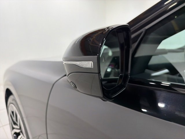 Used 2025 BMW 740i xDrive w/ Premium Package image 9