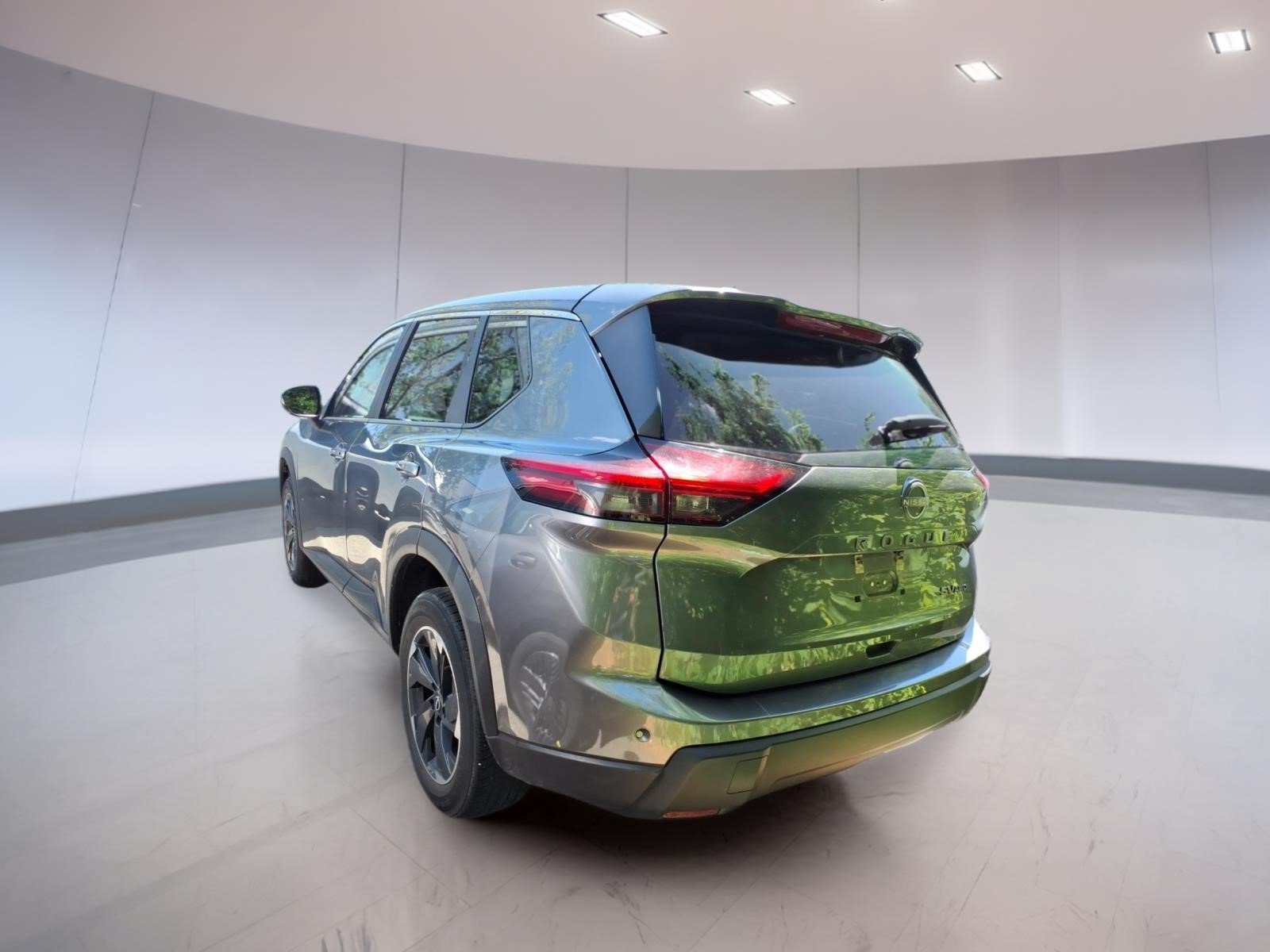 Used 2024 Nissan Rogue SV AWD/4WD image 3