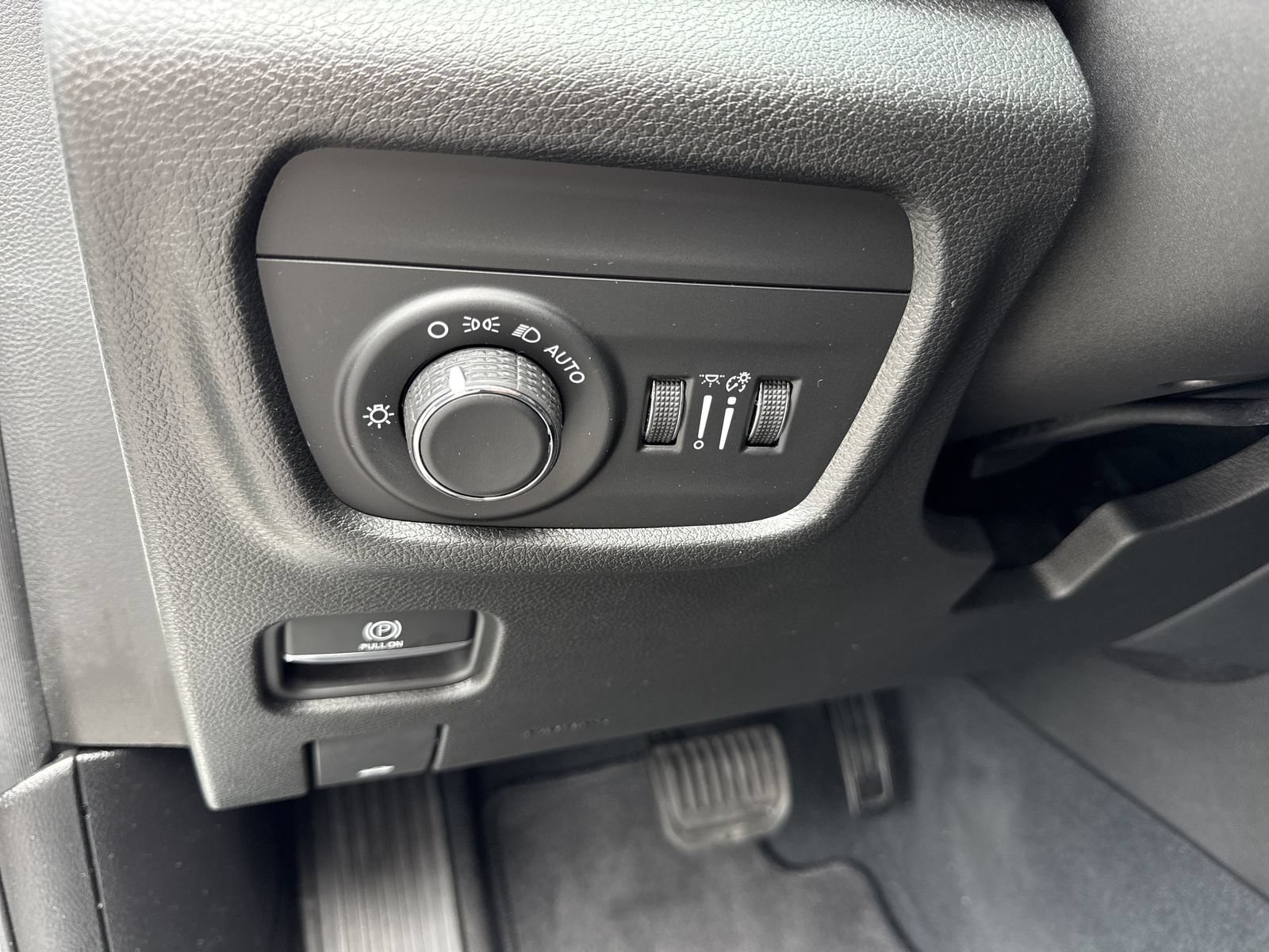 Used 2023 Jeep Grand Cherokee Altitude AWD/4WD image 17