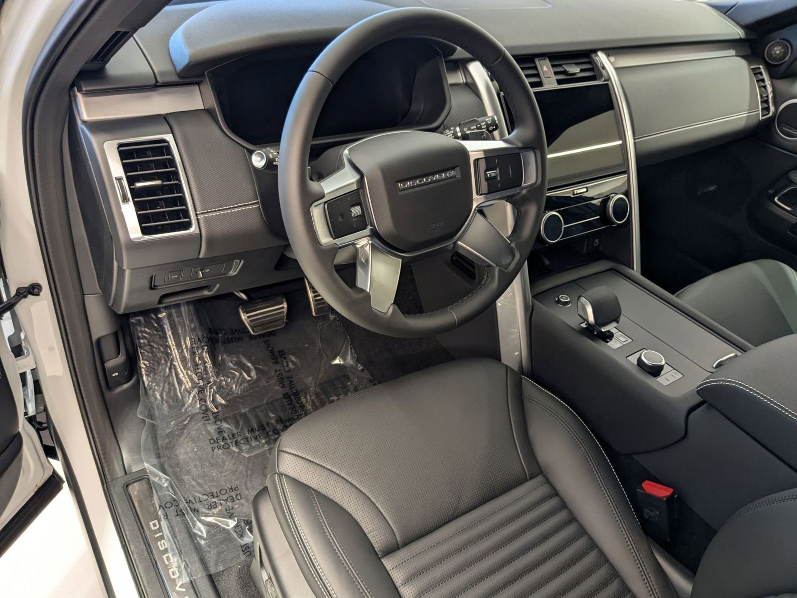 New 2025 Land Rover Discovery Dynamic SE image 3