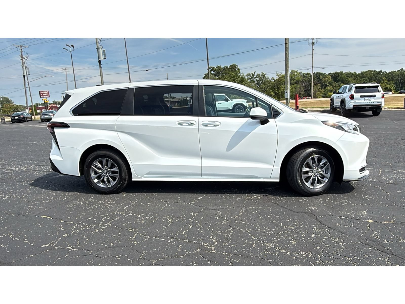 Certified 2024 Toyota Sienna XLE FWD image 10