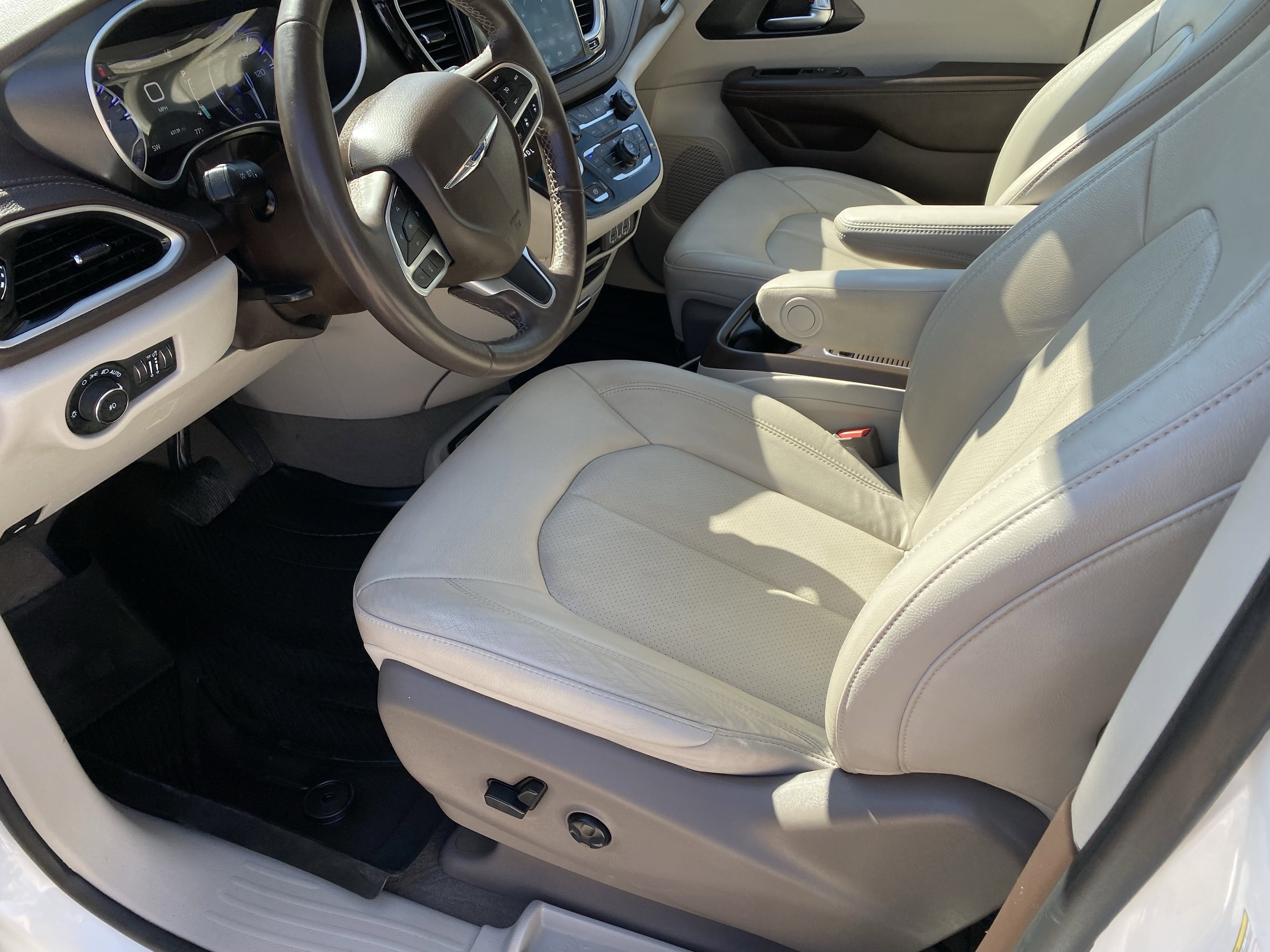 Used 2021 Chrysler Pacifica Touring-L w/ Uconnect Theater Family Group image 13