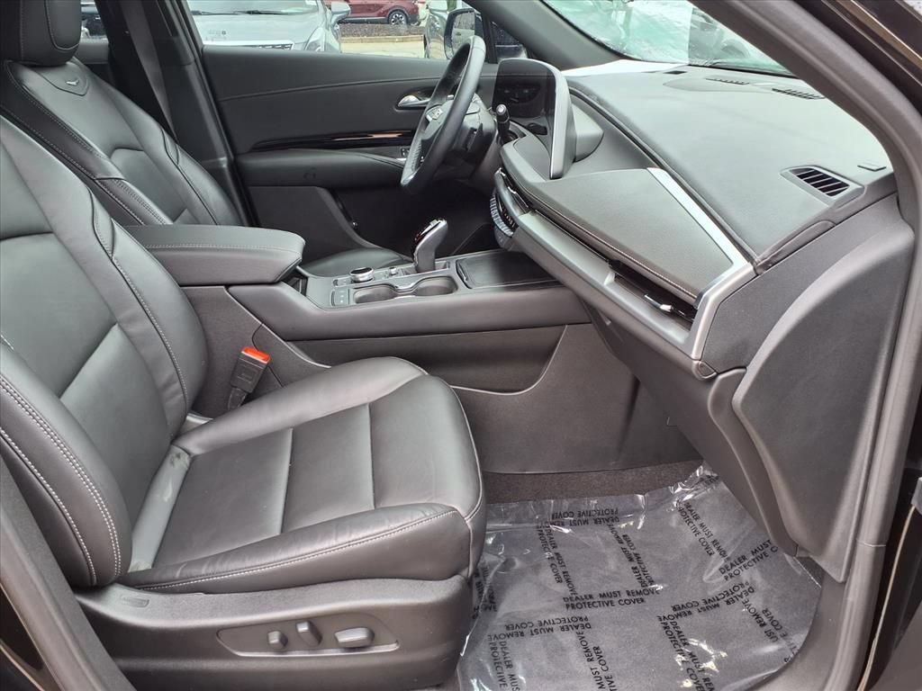 Certified 2024 Cadillac XT4 Luxury w/ Cold Weather Package FWD image 9