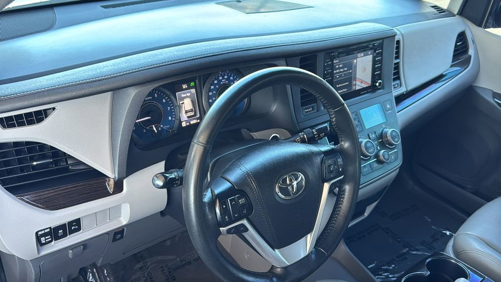 Used 2020 Toyota Sienna XLE w/ XLE Navigation Package FWD image 21