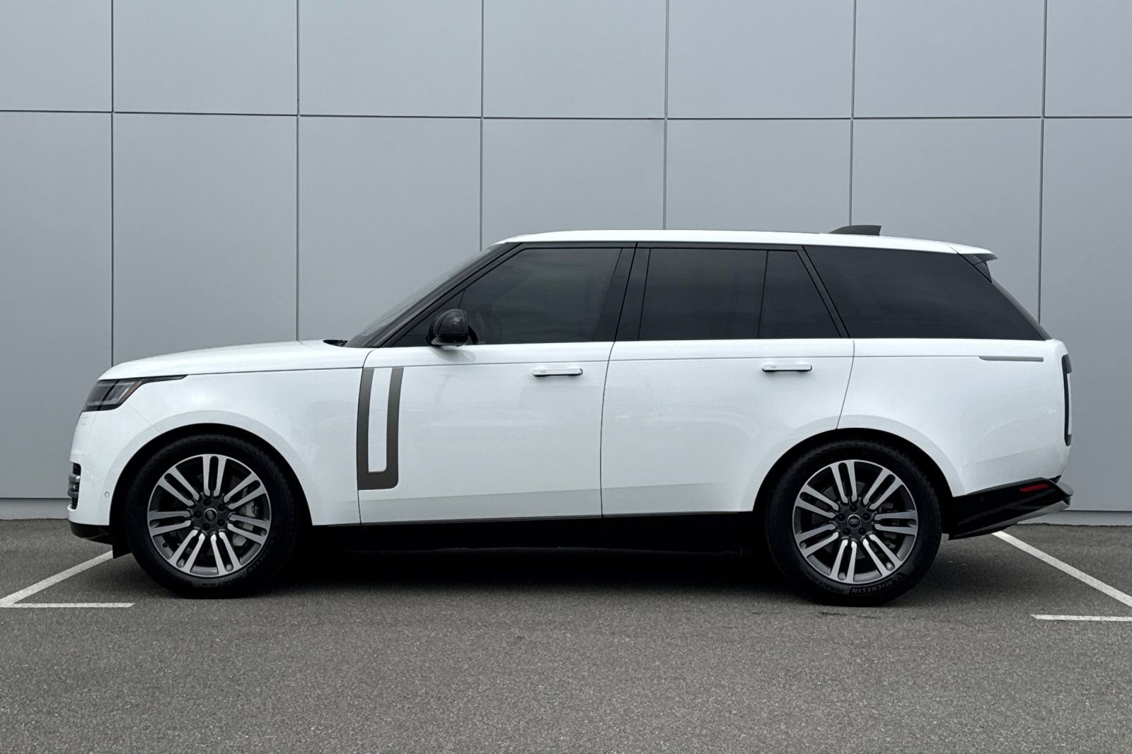 Used 2023 Land Rover Range Rover SE image 2