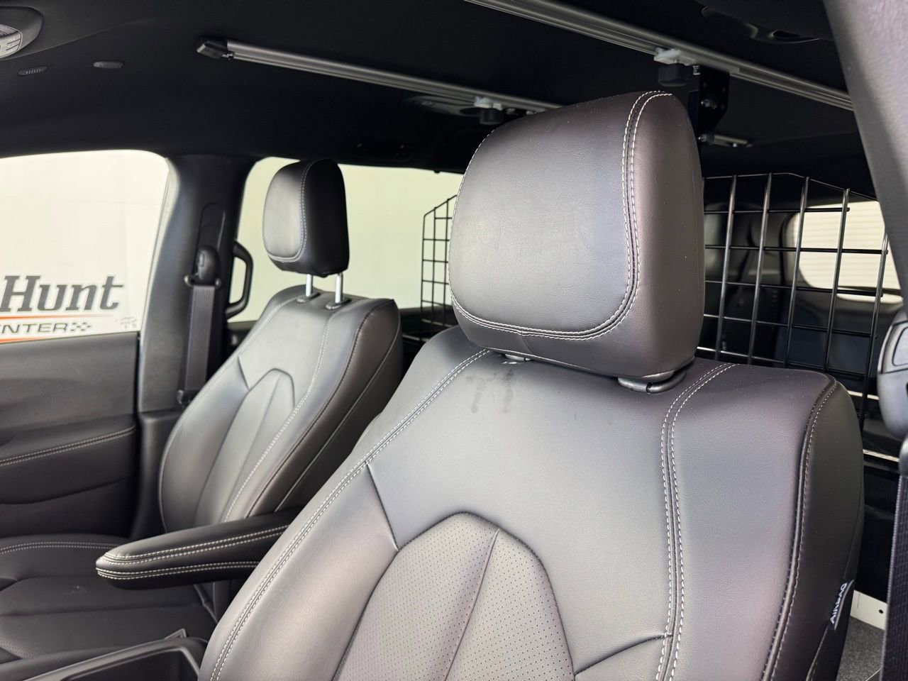 Used 2025 Chrysler Pacifica Select image 3