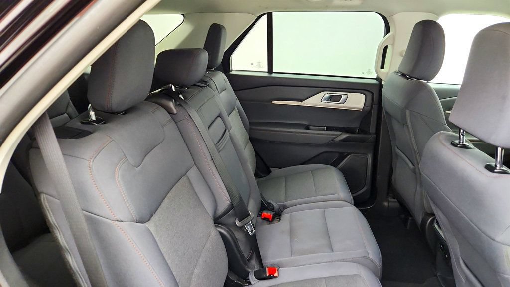 Used 2025 Ford Explorer Active AWD/4WD image 22