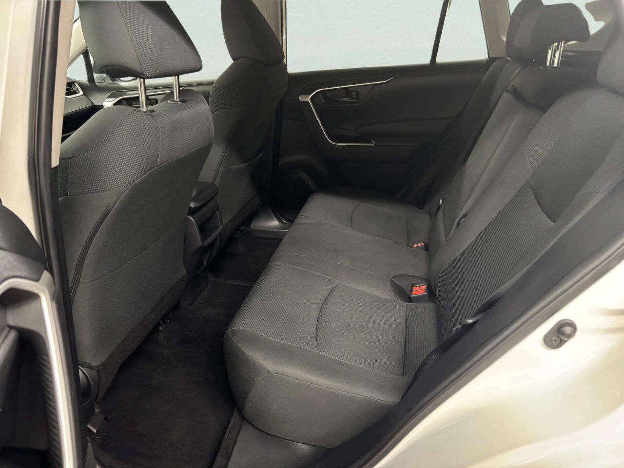Used 2021 Toyota RAV4 LE FWD image 16