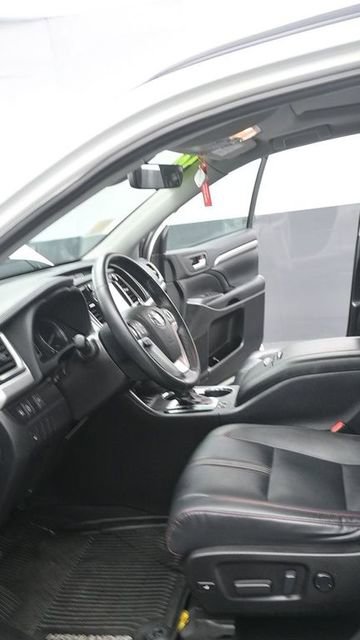 Used 2019 Toyota Highlander SE w/ Nightshade Edition AWD/4WD image 23