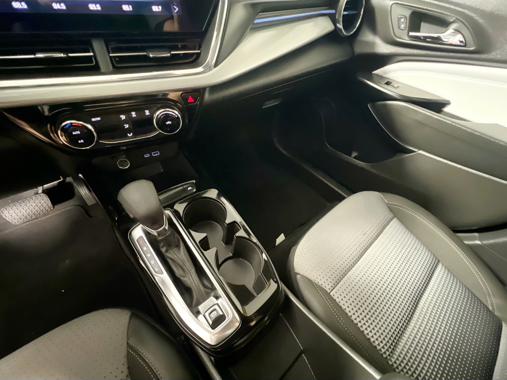 Used 2025 Chevrolet Trax LT image 26