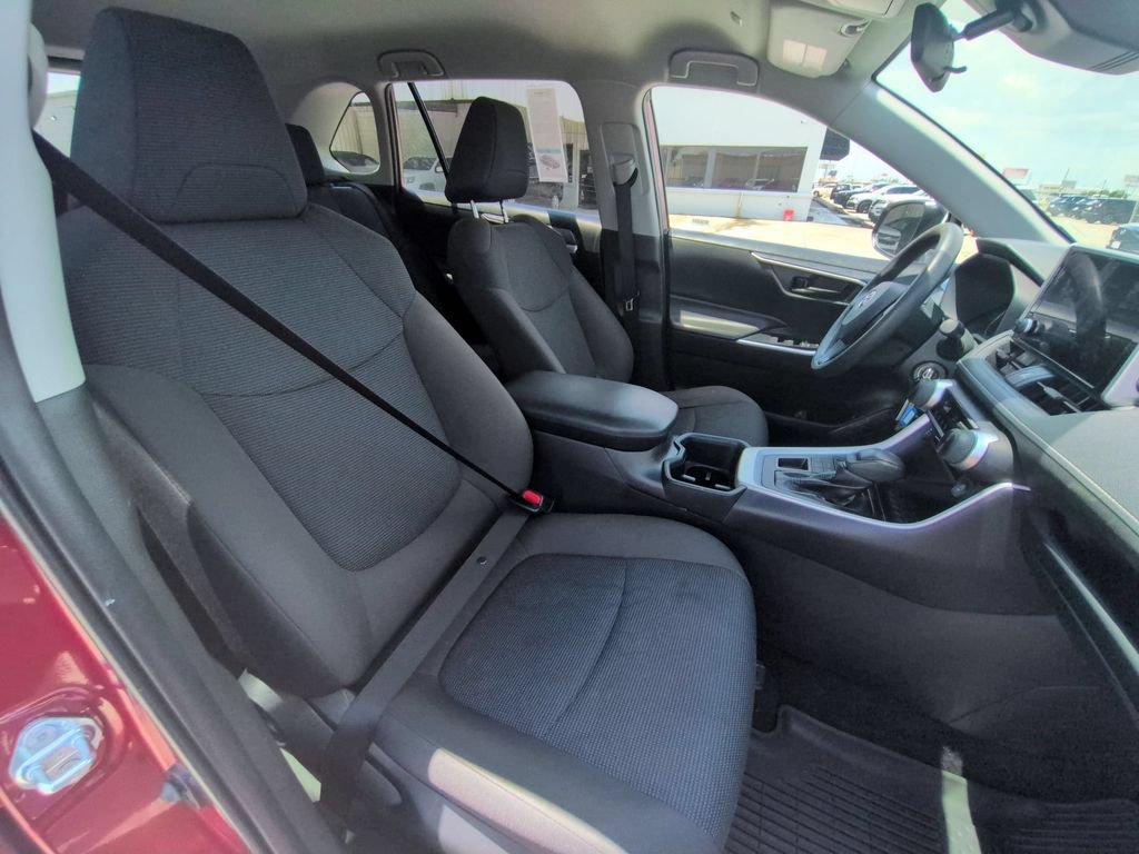 Used 2025 Toyota RAV4 LE AWD/4WD image 30