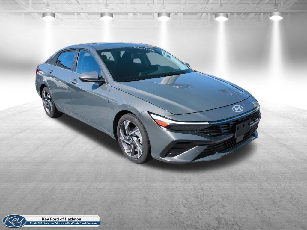 Used 2025 Hyundai Elantra SEL FWD image 2