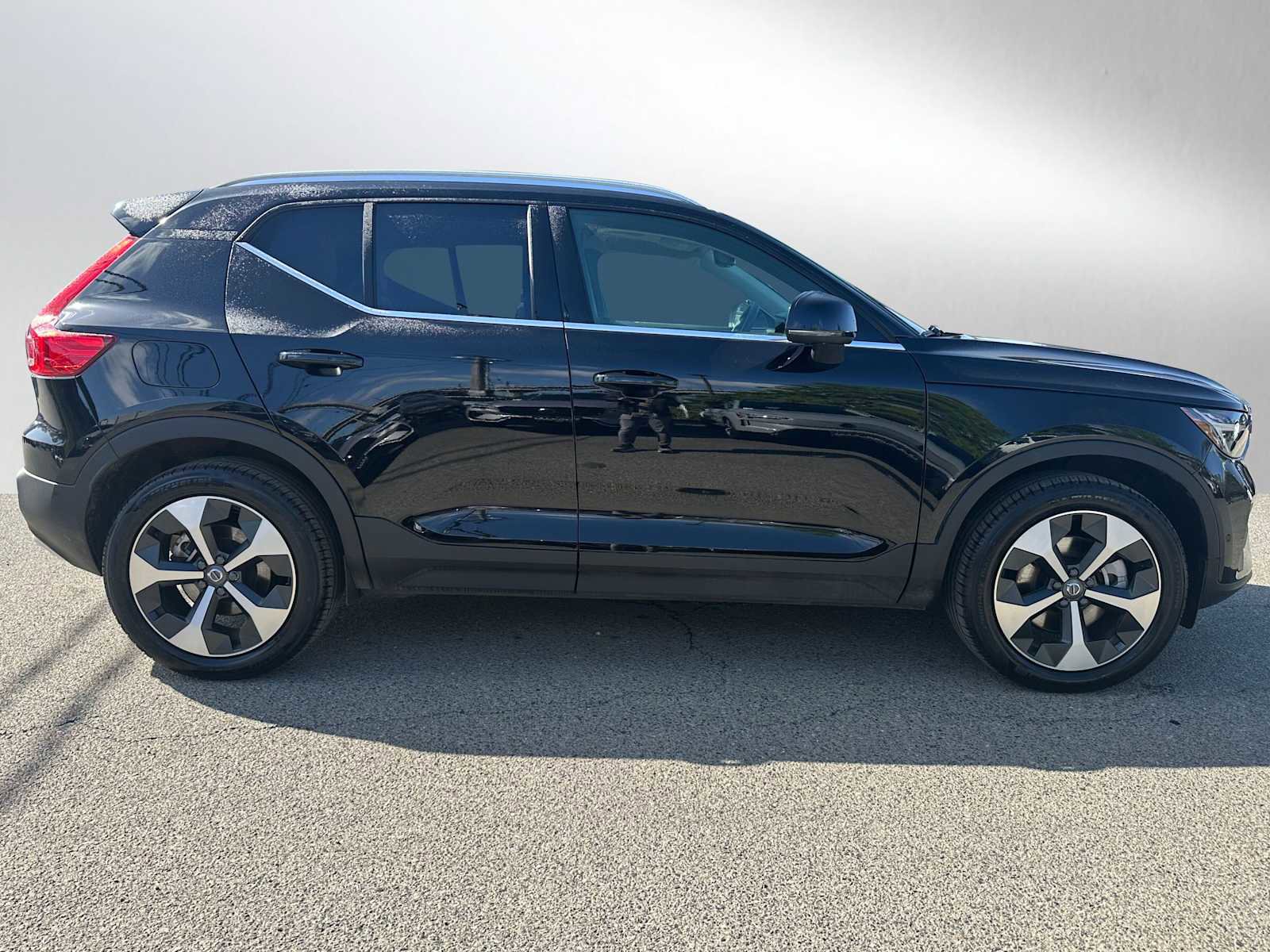 Used 2025 Volvo XC40 B5 Plus w/ Protection Package Premier AWD/4WD image 2