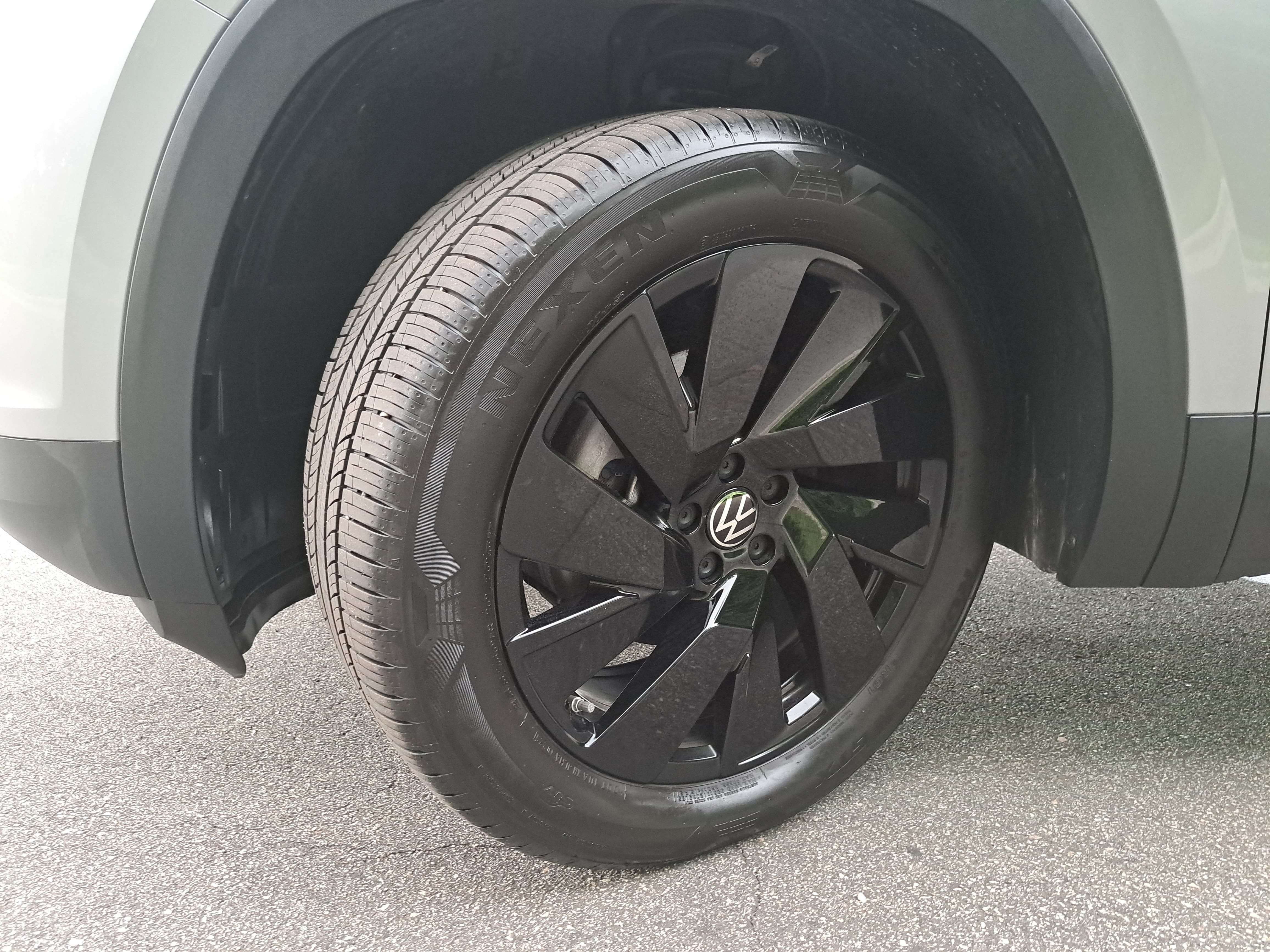 Certified 2026 Volkswagen Atlas SE w/ Black Wheel Package FWD image 32