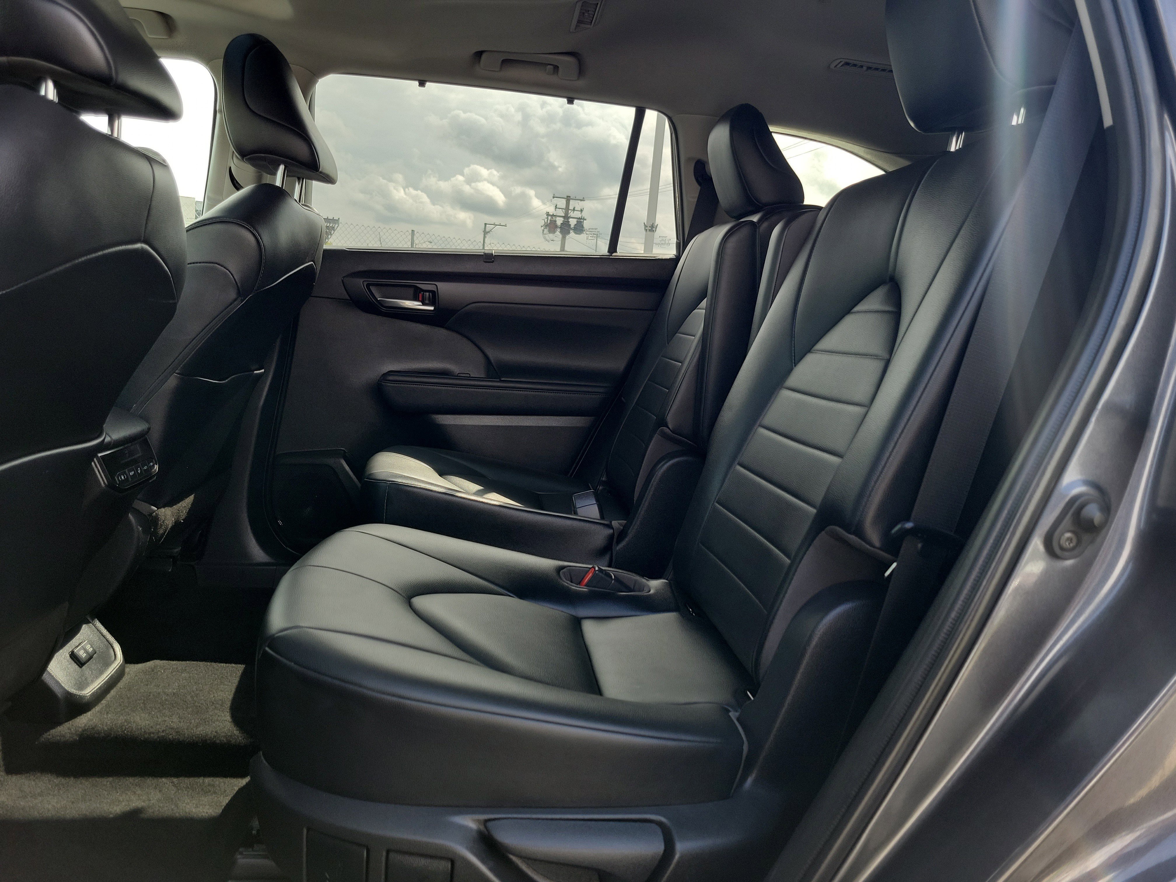 Used 2021 Toyota Highlander XLE image 12