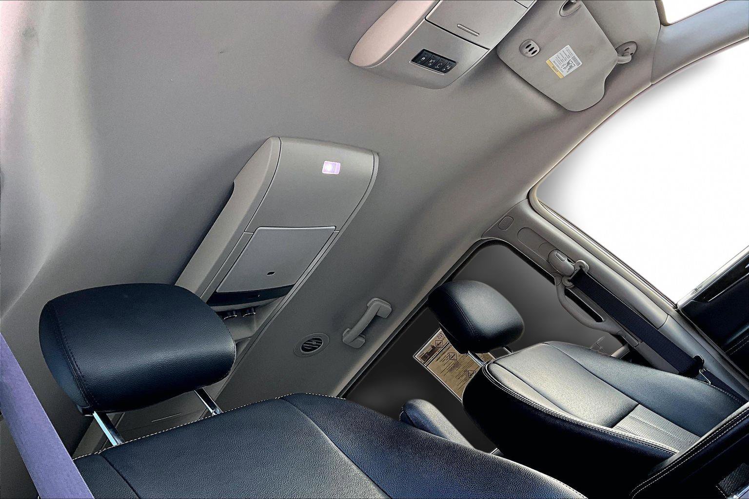 Used 2015 Chrysler Town & Country Touring-L w/ Driver Convenience Group image 23