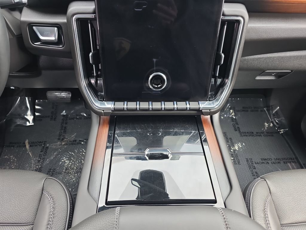 Used 2025 GMC Yukon XL Denali AWD/4WD image 11