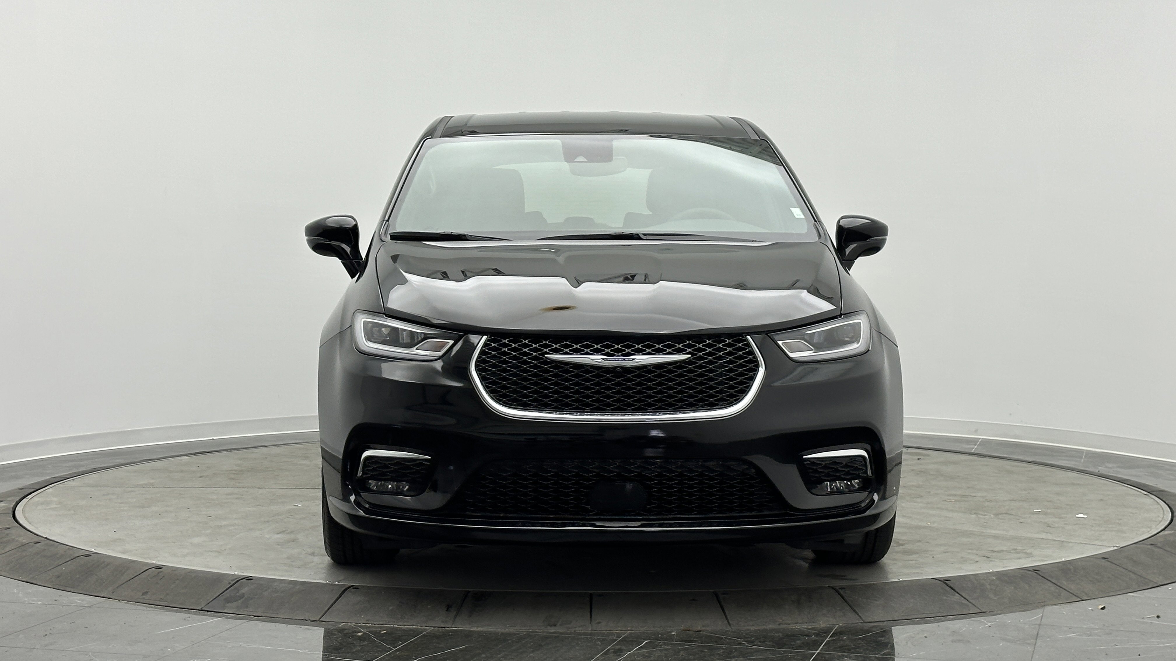 Used 2025 Chrysler Pacifica Select image 2