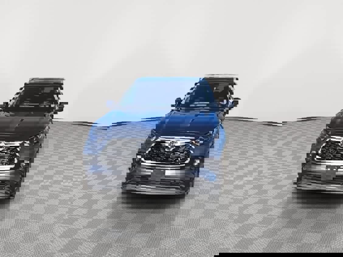 Used 2023 Toyota Highlander XLE image 3