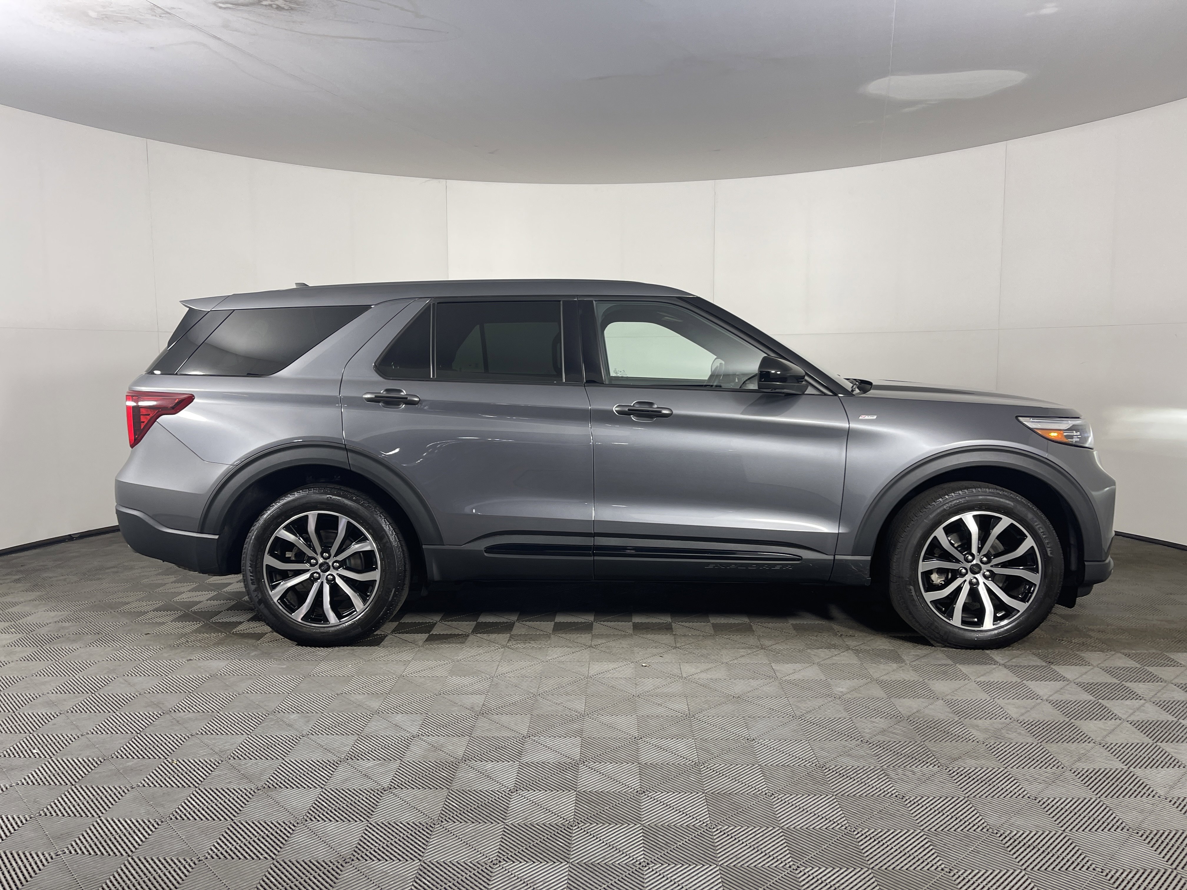 Used 2022 Ford Explorer ST-Line image 5