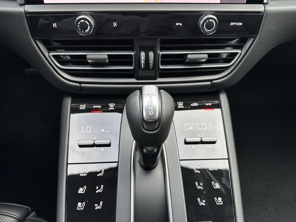 Certified 2026 Porsche Macan AWD/4WD image 15