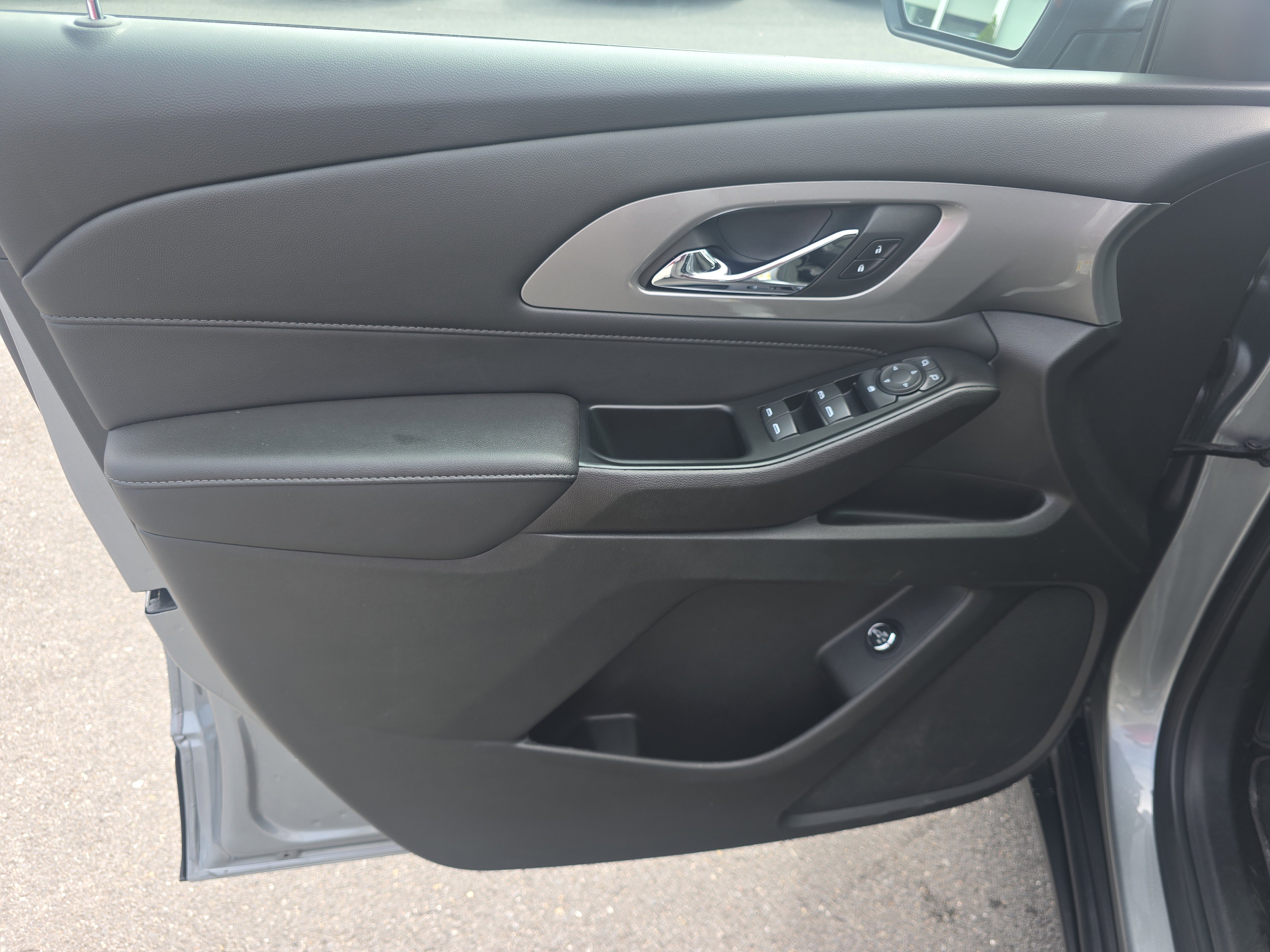 Used 2023 Chevrolet Traverse LT image 16