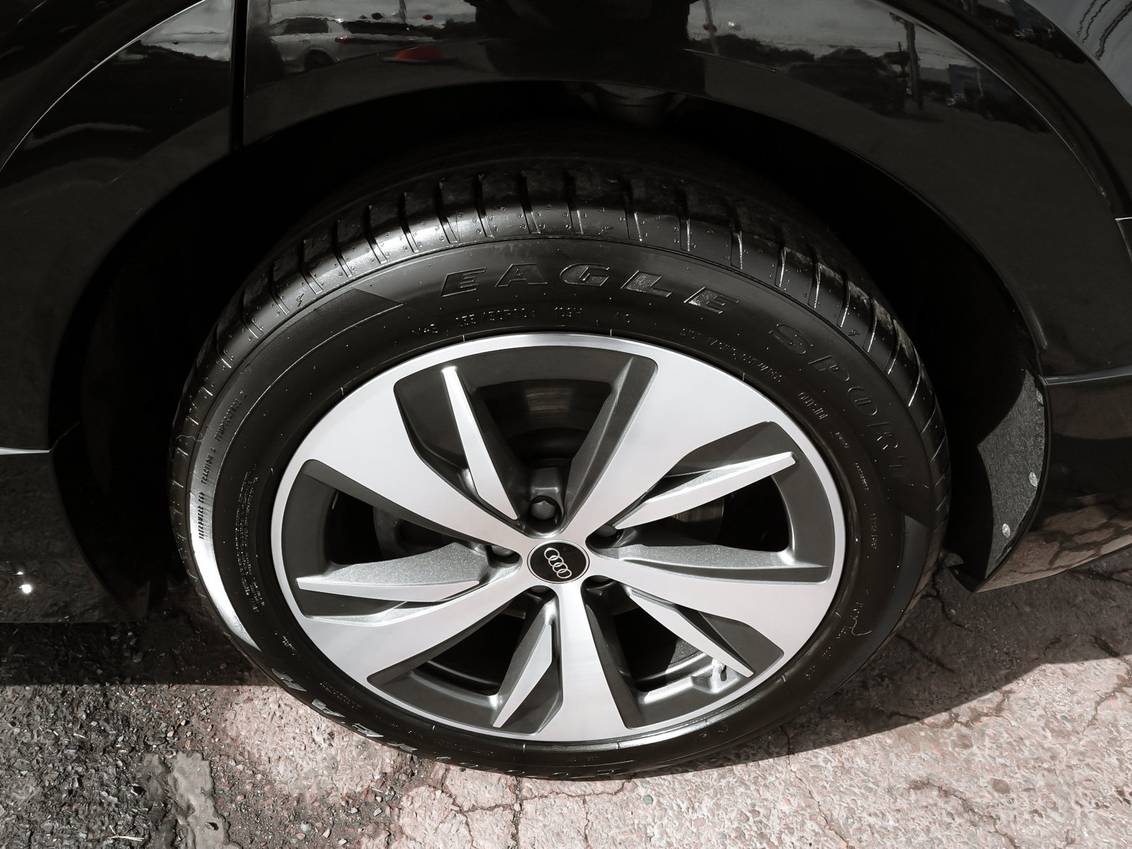 Used 2024 Audi Q8 e-tron Premium AWD/4WD image 9