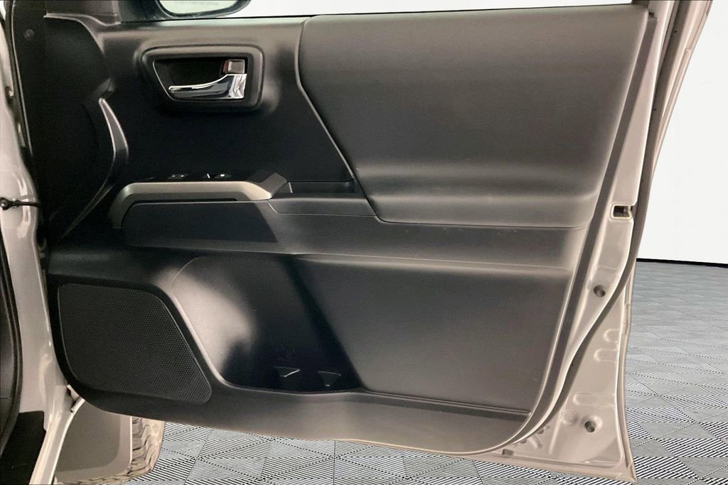 Used 2020 Toyota Tacoma TRD Off-Road w/ Technology Package AWD/4WD image 23