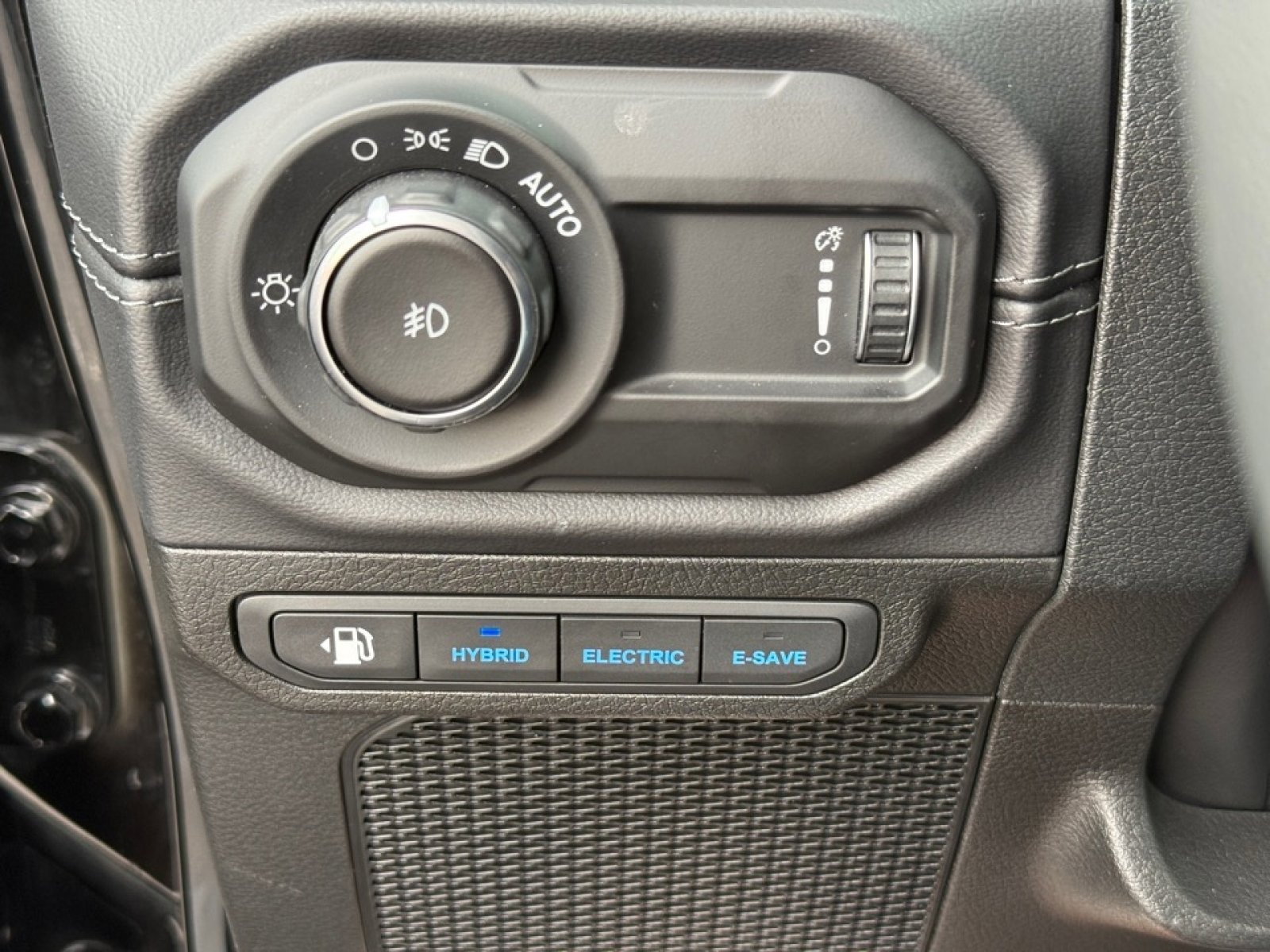 Used 2025 Jeep Wrangler Unlimited Sahara image 35