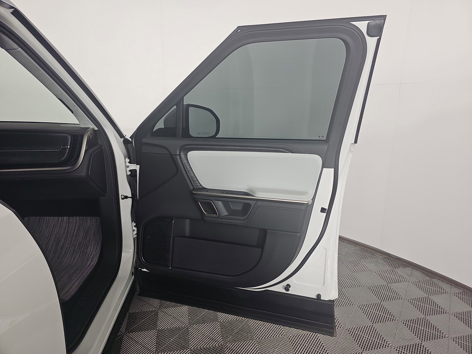 Used 2024 Rivian R1S Adventure AWD/4WD image 18