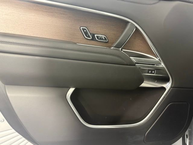 Used 2025 Land Rover Range Rover SE image 15