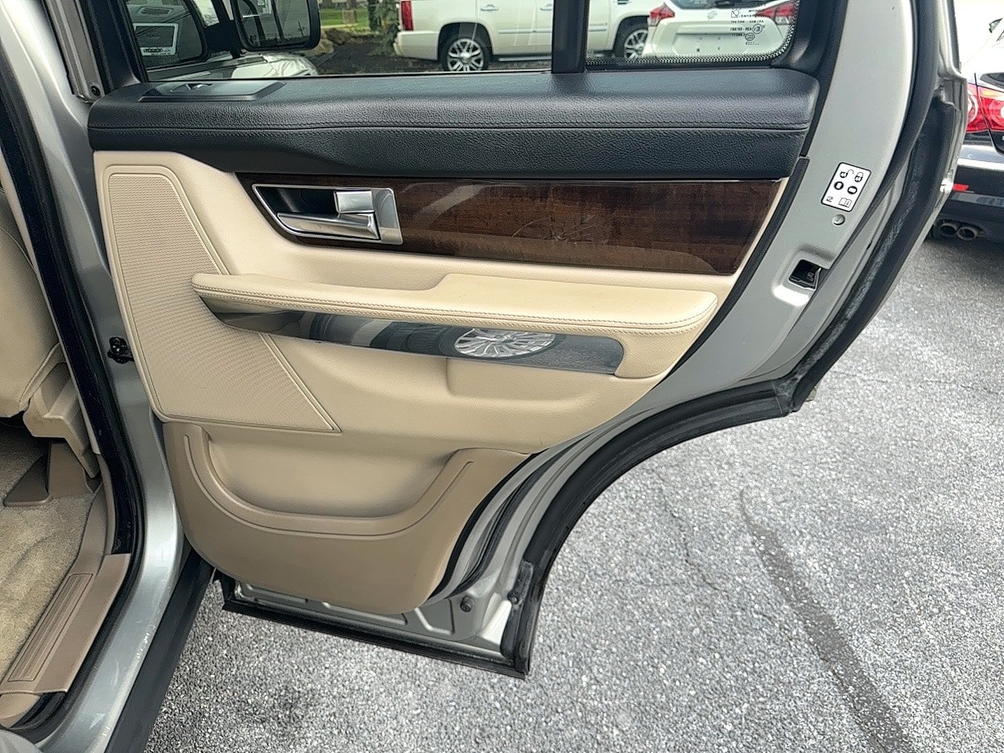 Used 2012 Land Rover Range Rover Sport HSE AWD/4WD image 25