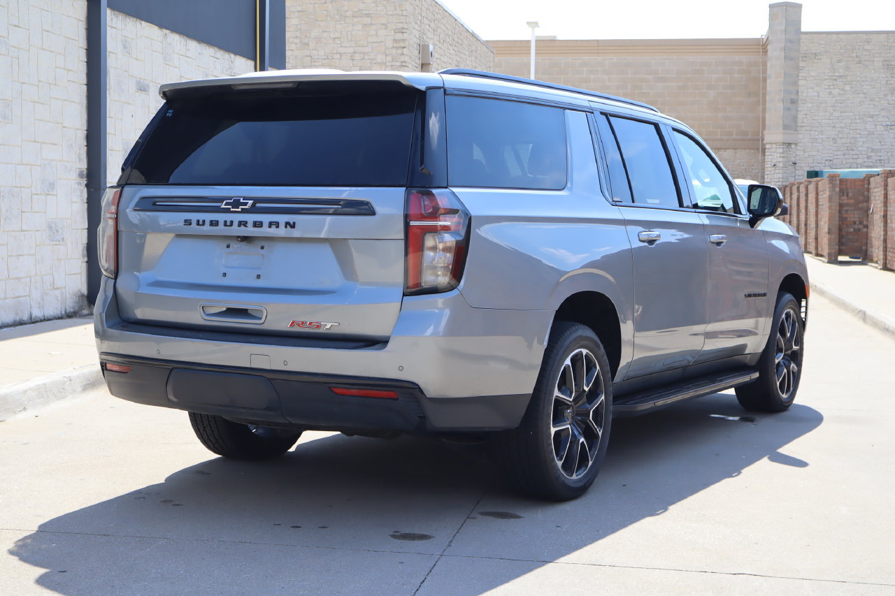 Used 2024 Chevrolet Suburban RST RWD image 3