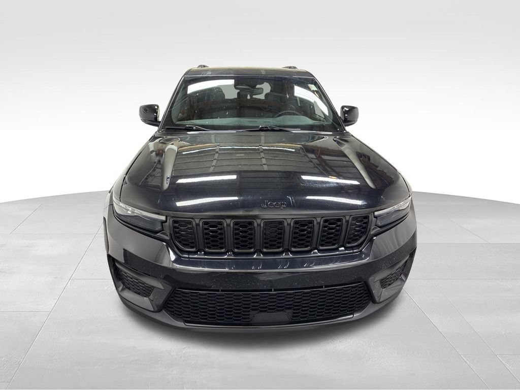 Used 2023 Jeep Grand Cherokee Altitude AWD/4WD image 2