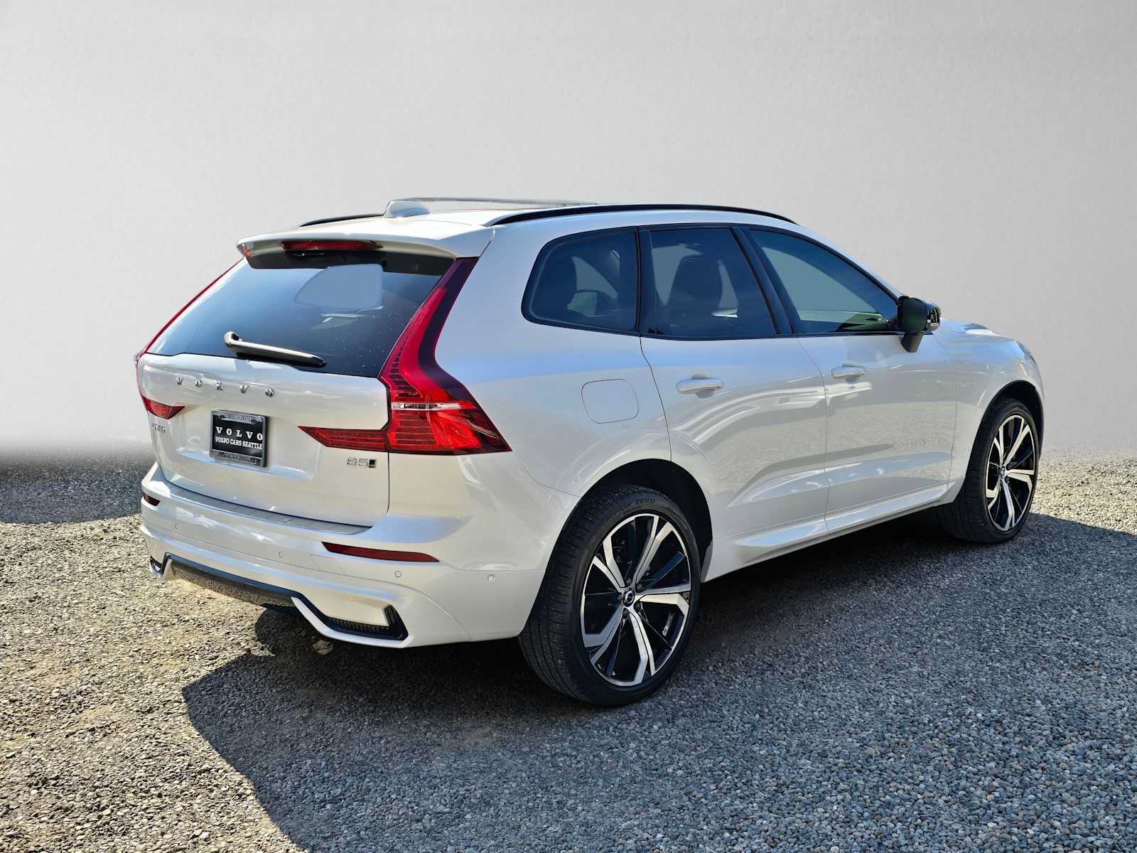 Used 2024 Volvo XC60 B5 Ultimate w/ Protection Package Premier AWD/4WD image 3