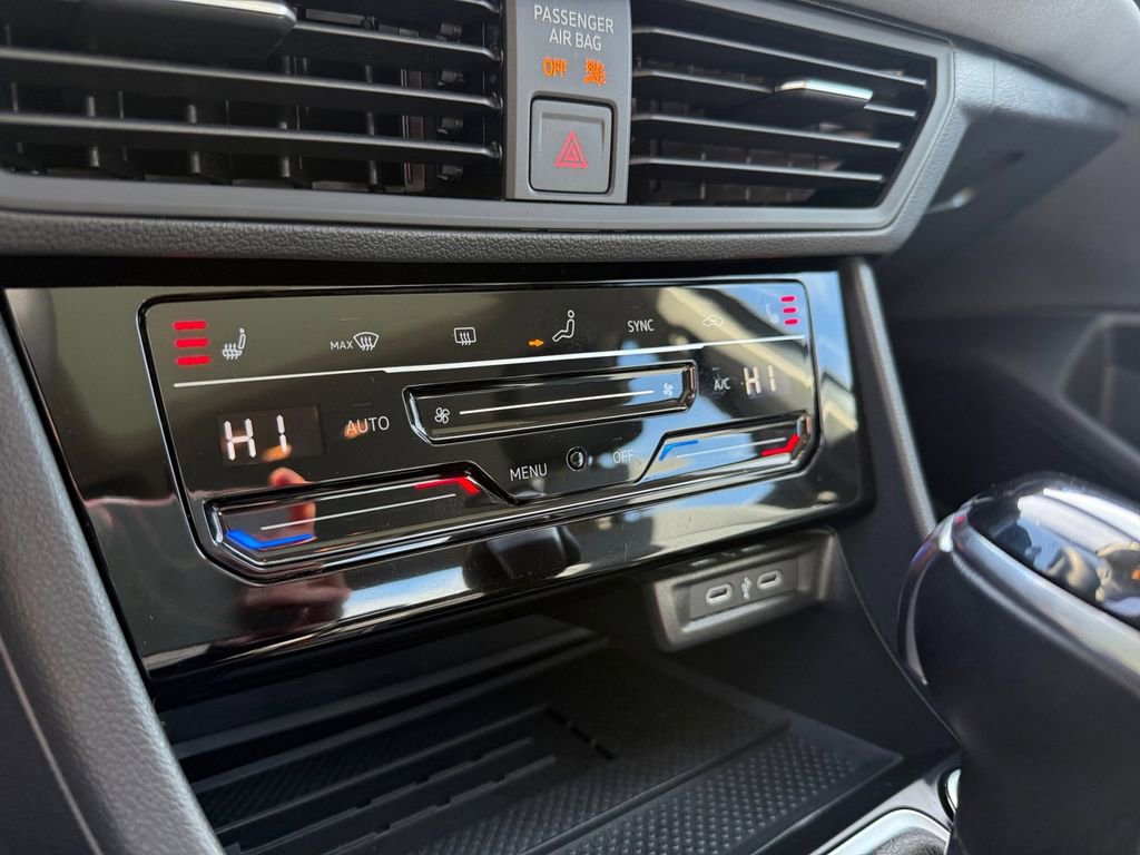 Used 2025 Volkswagen Jetta SE image 22