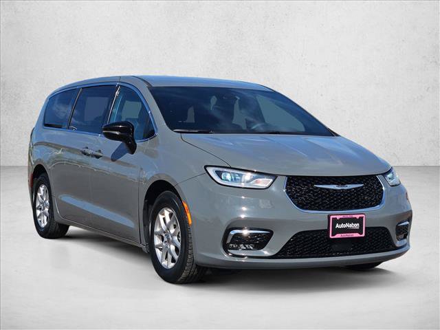 Used 2025 Chrysler Pacifica Select FWD image 3