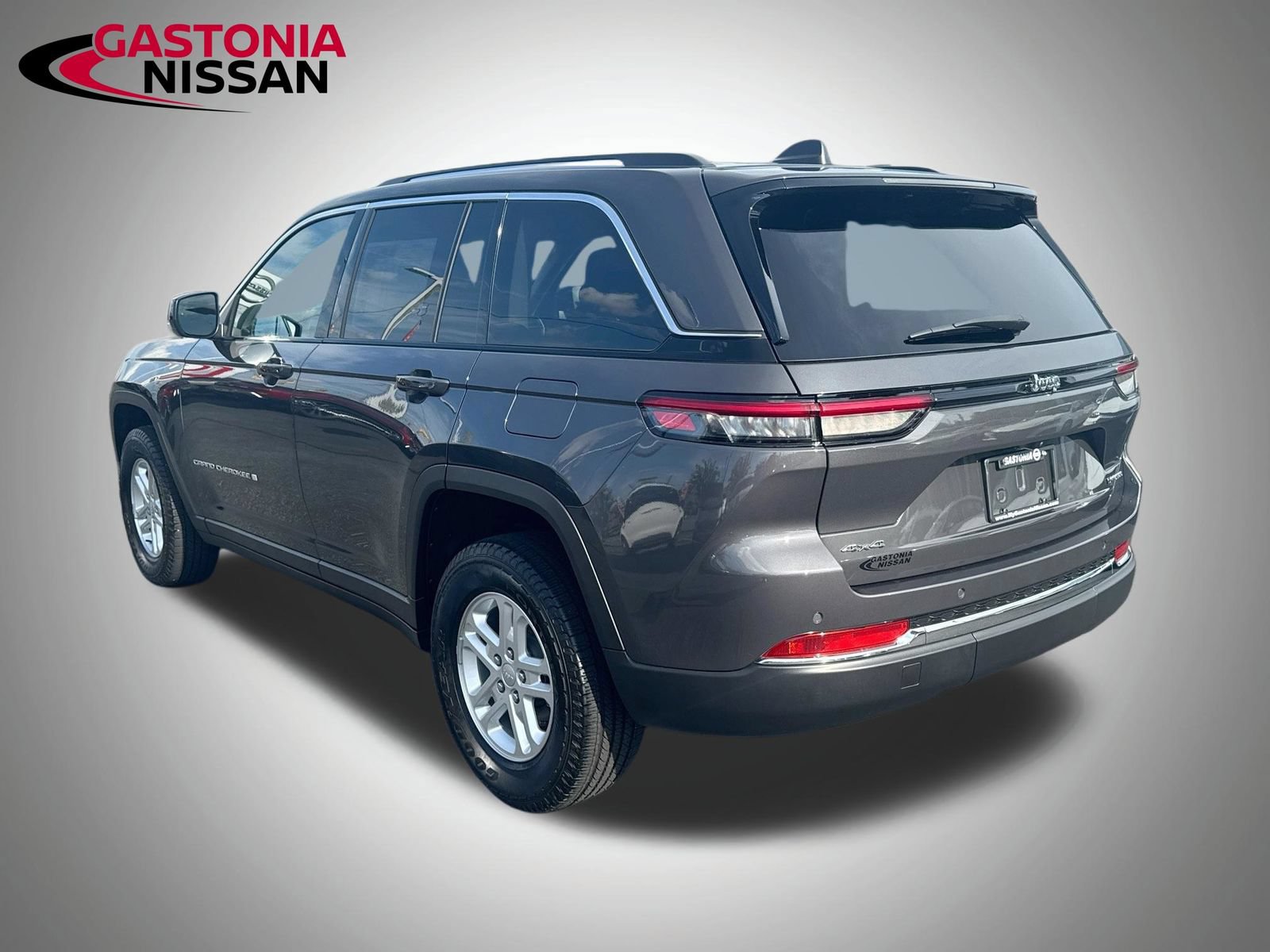Used 2023 Jeep Grand Cherokee Laredo AWD/4WD image 6