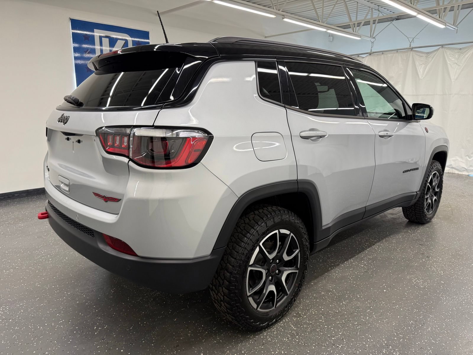 Used 2025 Jeep Compass Trailhawk AWD/4WD image 2