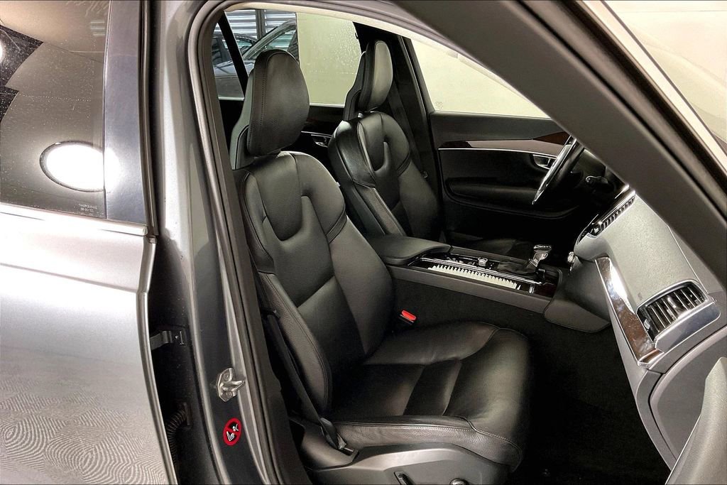 Used 2016 Volvo XC90 T6 Momentum w/ Momentum Plus Package AWD/4WD image 6