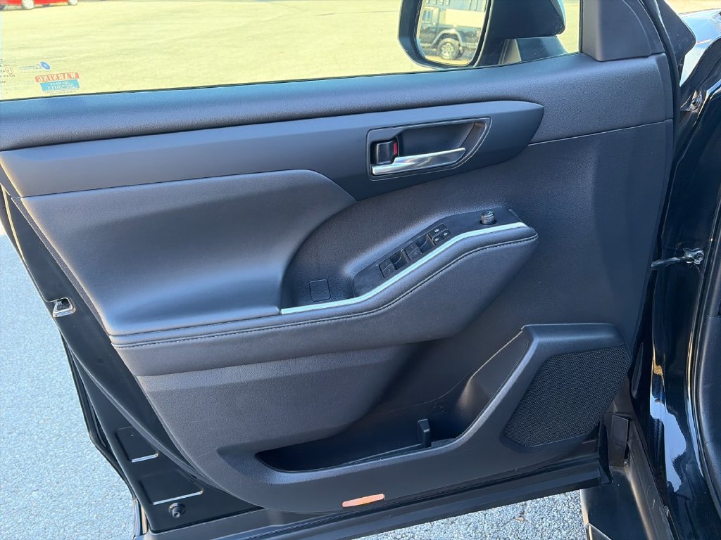 Used 2022 Toyota Highlander XLE AWD/4WD image 12