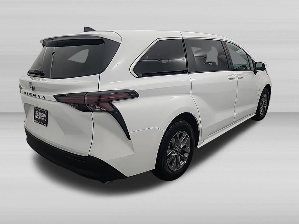 Used 2026 Toyota Sienna LE FWD image 5