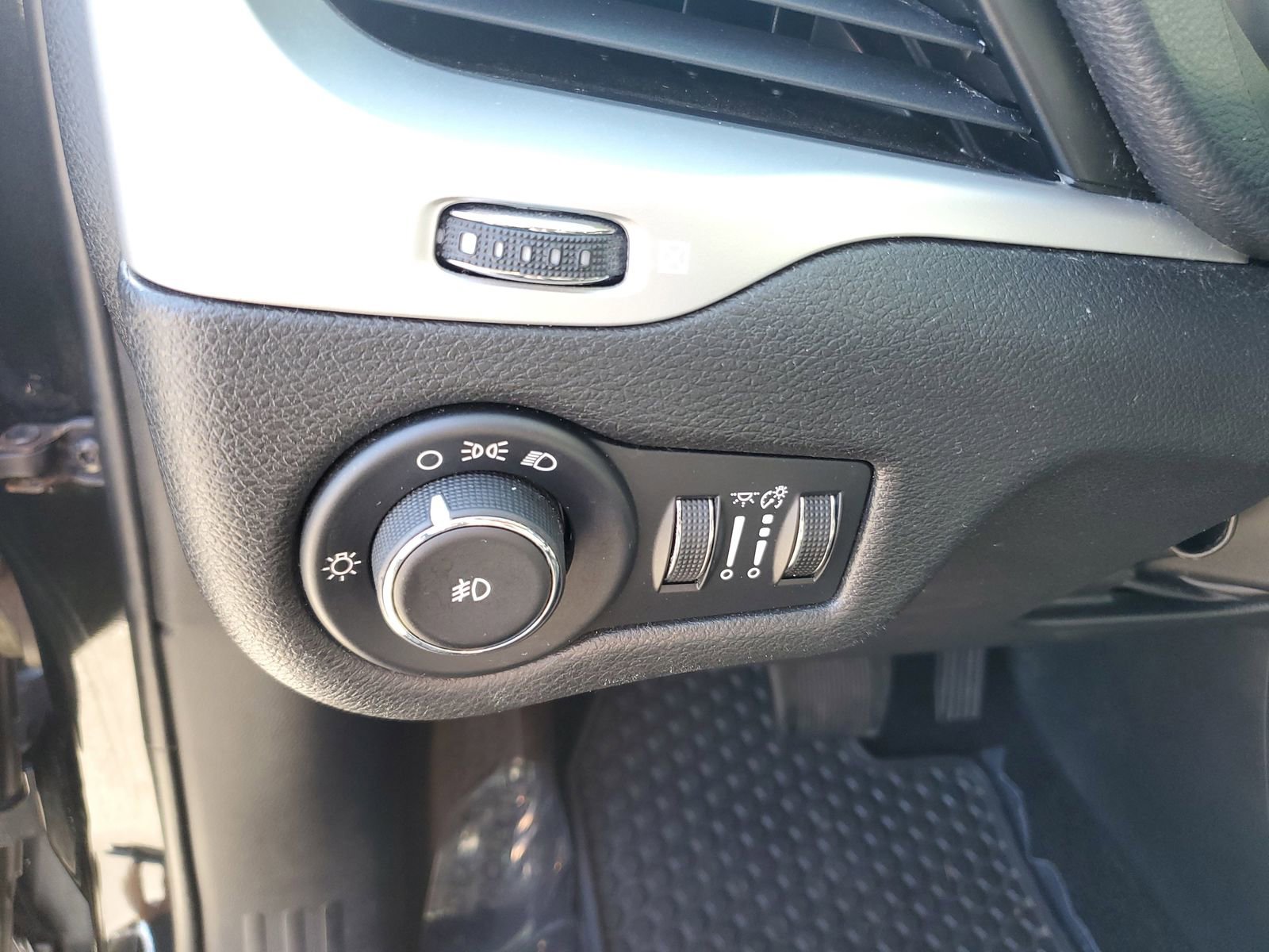 Used 2014 Jeep Cherokee Trailhawk w/ Leather Interior Group AWD/4WD image 21