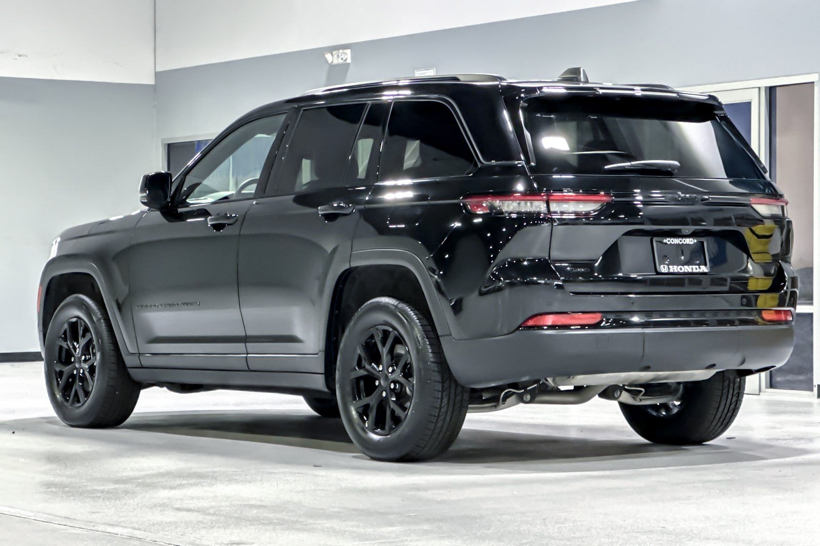 Used 2025 Jeep Grand Cherokee Altitude AWD/4WD image 3