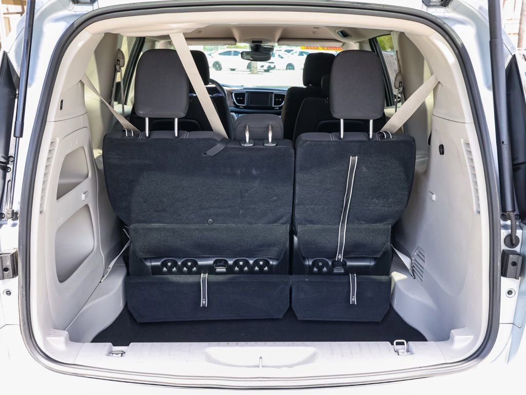Used 2023 Chrysler Voyager LX image 16