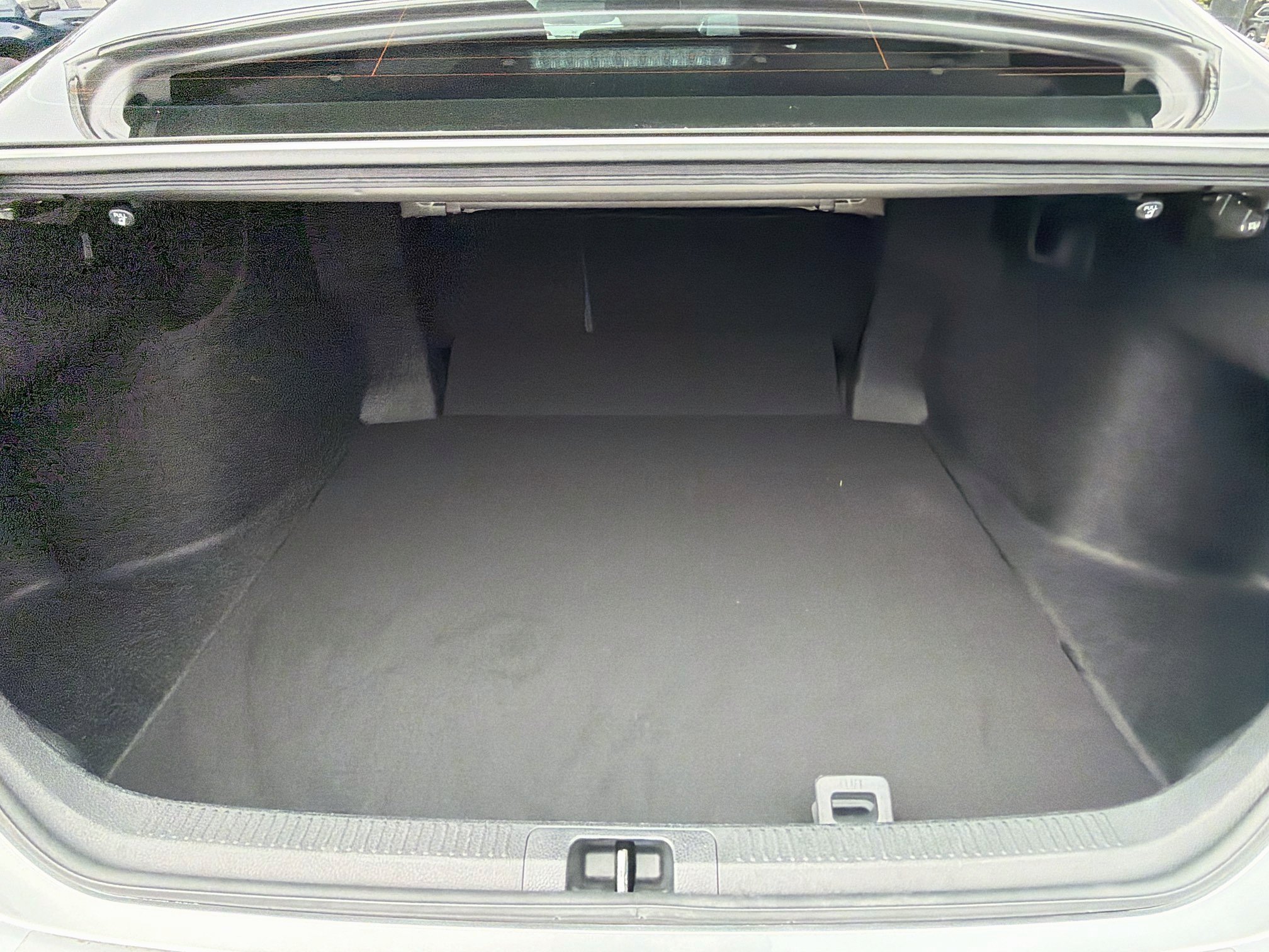 Used 2019 Toyota Camry SE w/ Convenience Package FWD image 12