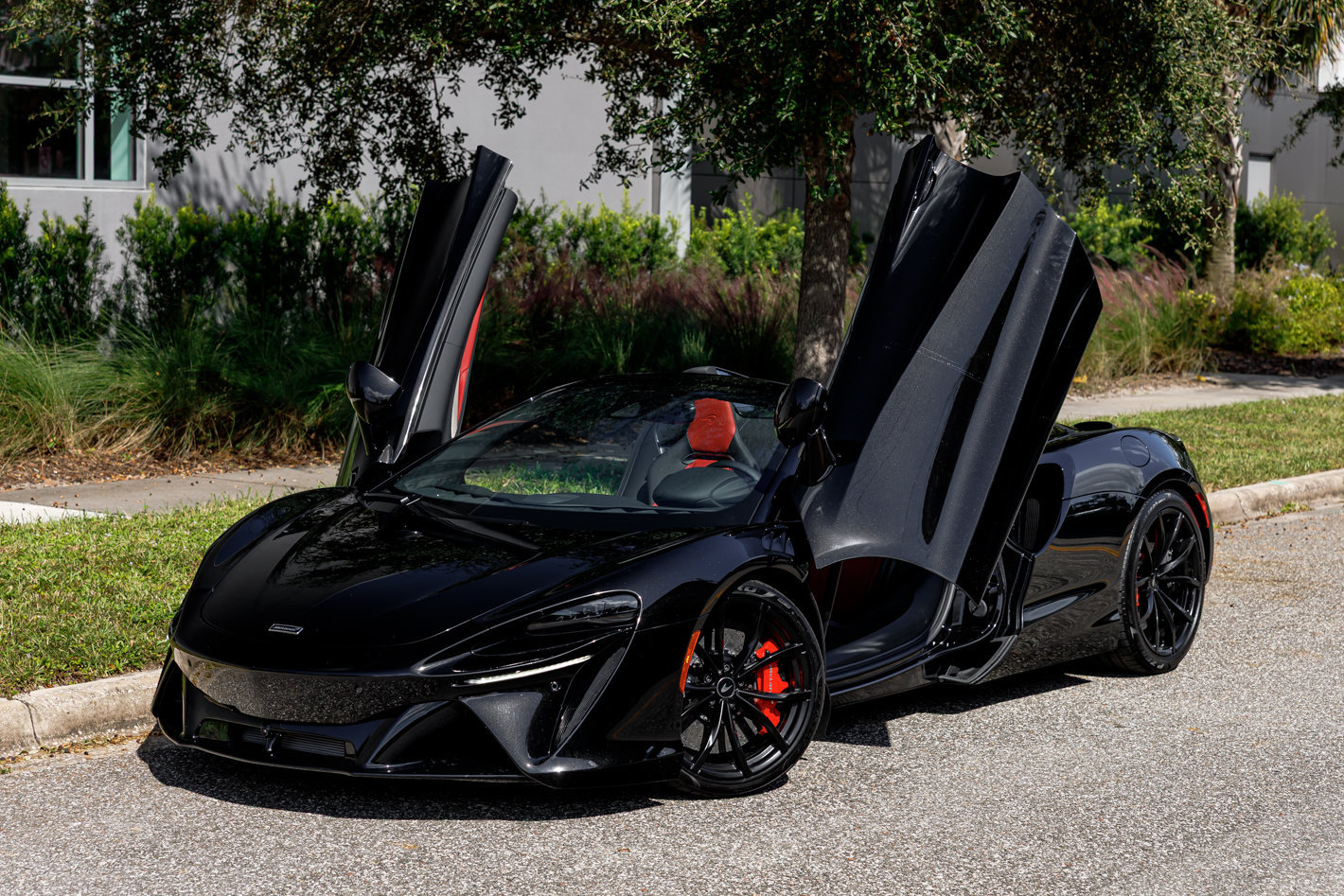 Used 2026 McLaren Artura Spider RWD image 30