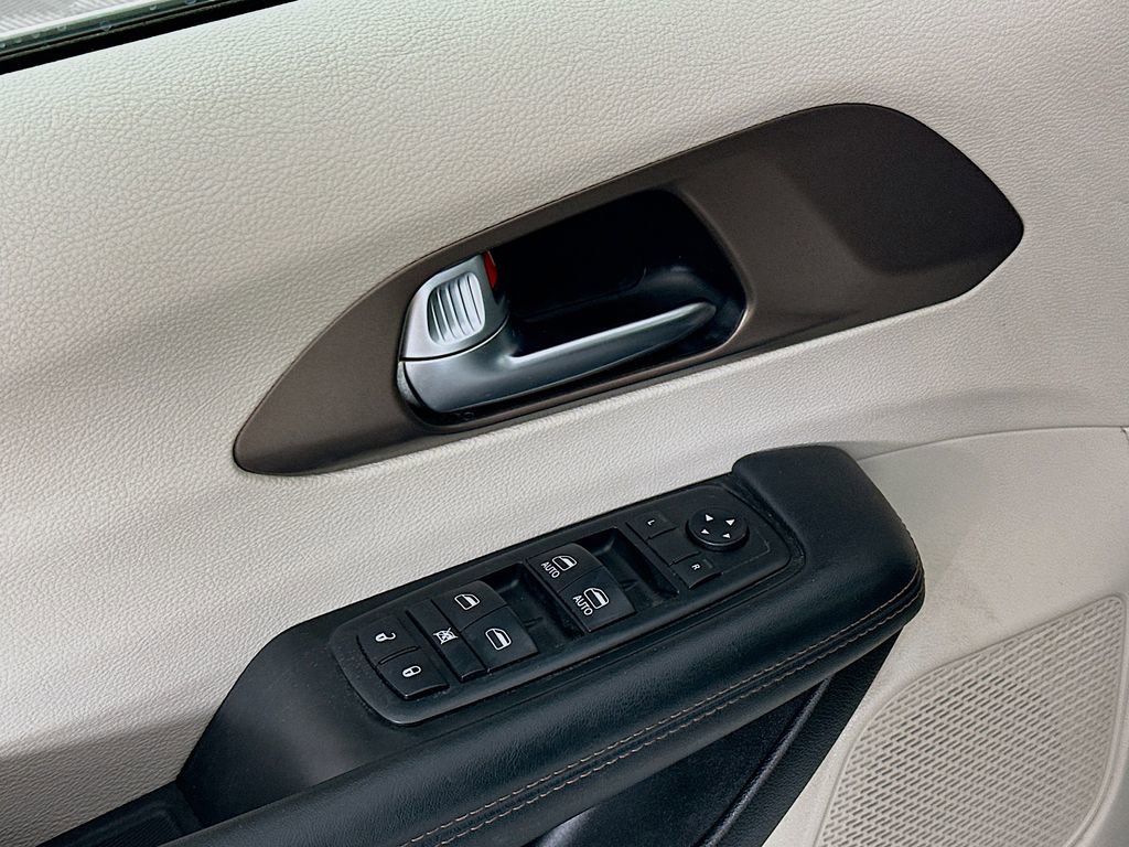 Certified 2019 Chrysler Pacifica Touring-L image 23